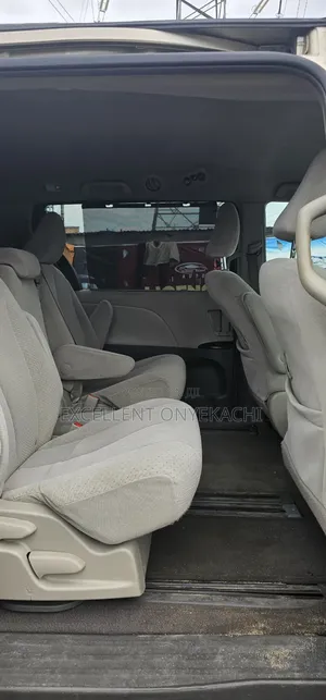 Toyota Sienna 2012 Gold