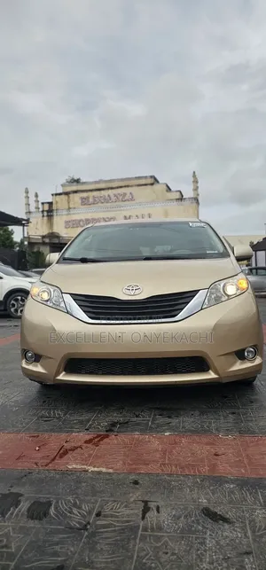 Toyota Sienna 2012 Gold