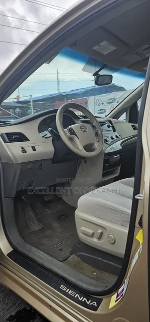 Toyota Sienna 2012 Gold