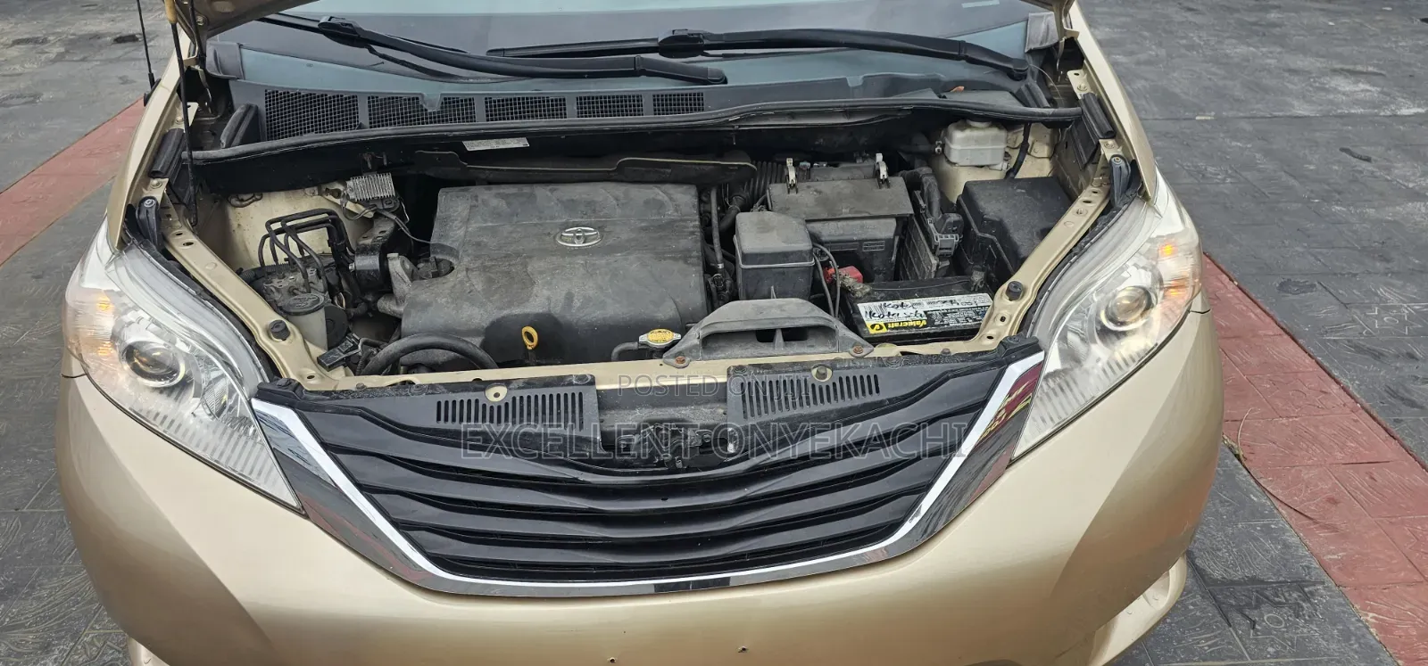 Toyota Sienna 2012 Gold