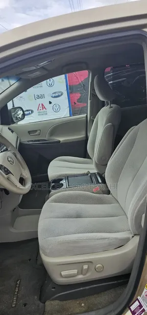 Toyota Sienna 2012 Gold