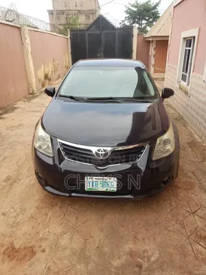 Toyota Avensis 2012 Burgundy