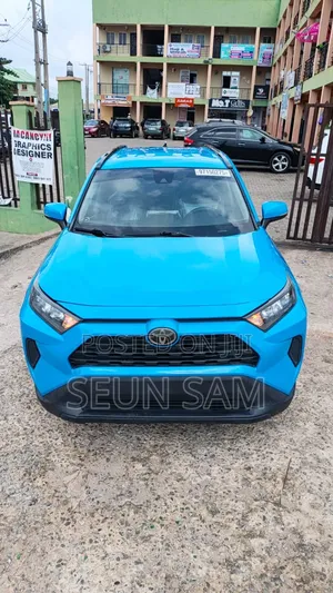Toyota RAV4 LE AWD 2019 Blue