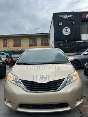 Toyota Sienna XLE 7-Passenger 4dr Minivan AWD (3.5L 6cyl 6A) 2014 Gold