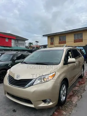 Toyota Sienna XLE 7-Passenger 4dr Minivan AWD (3.5L 6cyl 6A) 2014 Gold