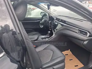 Toyota Camry SE FWD (2.5L 4cyl 8AM) 2018 Black