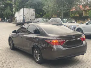 Toyota Camry SE w/Special Edition Pkg (2.5L 4cyl 6A) 2016 Gray