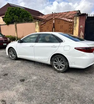 Toyota Camry SE 4dr Sedan (2.5L 4cyl 6A) 2015 White