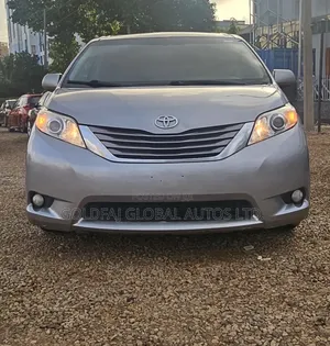 Toyota Sienna XLE AWD (3.5L 6cyl 8A) 2018 Gray