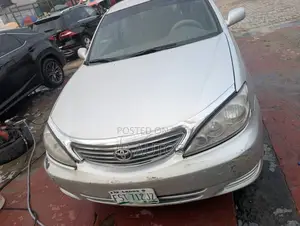 Toyota Camry LE 4dr Sedan (2.4L 4cyl 5A) 2005 Silver