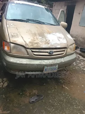 Toyota Sienna 2002 Gold