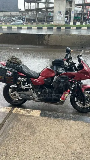 Honda CB 2017 Red