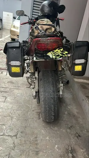 Honda CB 2017 Red