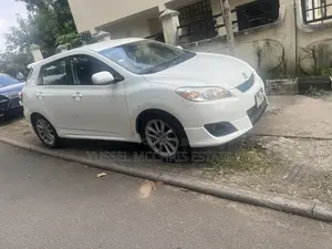 Toyota Matrix Hatchback FWD (1.8L 4cyl 5M) 2009 White