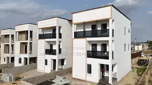 5bdrm Duplex in Hysolat Estate for sale