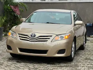 Toyota Camry LE 4dr Sedan (2.5L 4cyl 6AM) 2010 Gold