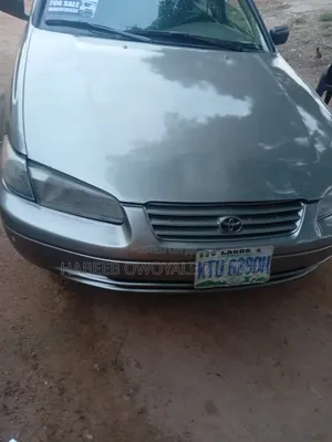 Toyota Camry 2000 Gold