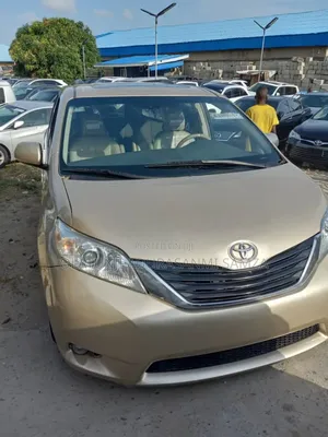 Toyota Sienna 2012 Gold