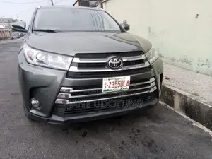 Toyota Highlander XLE 4x4 V6 (3.5L 6cyl 8A) 2017 Green
