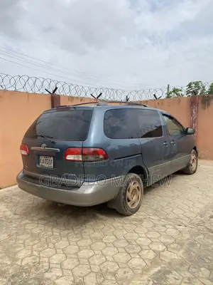 Toyota Sienna XLE 2002 Gray