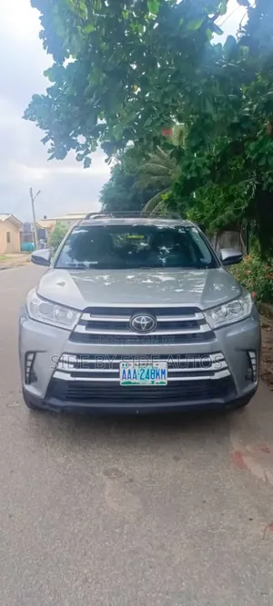 Toyota Highlander LE 4x4 V6 (3.5L 6cyl 8A) 2017 Gray