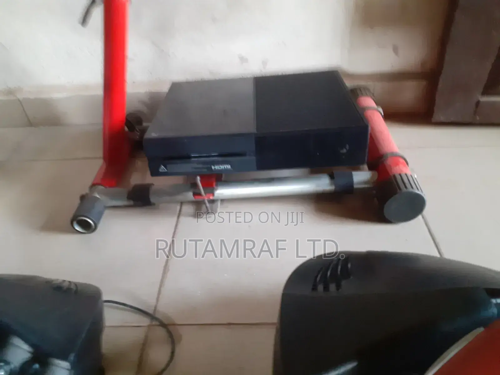 Xboxone Console+Camera+Cables+2games+2 Thrustmaster Racing Wheels