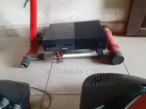 Xboxone Console+Camera+Cables+2games+2 Thrustmaster Racing Wheels