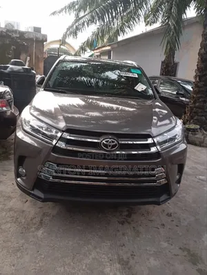 Toyota Highlander XLE 4x4 V6 (3.5L 6cyl 8A) 2018 Gray