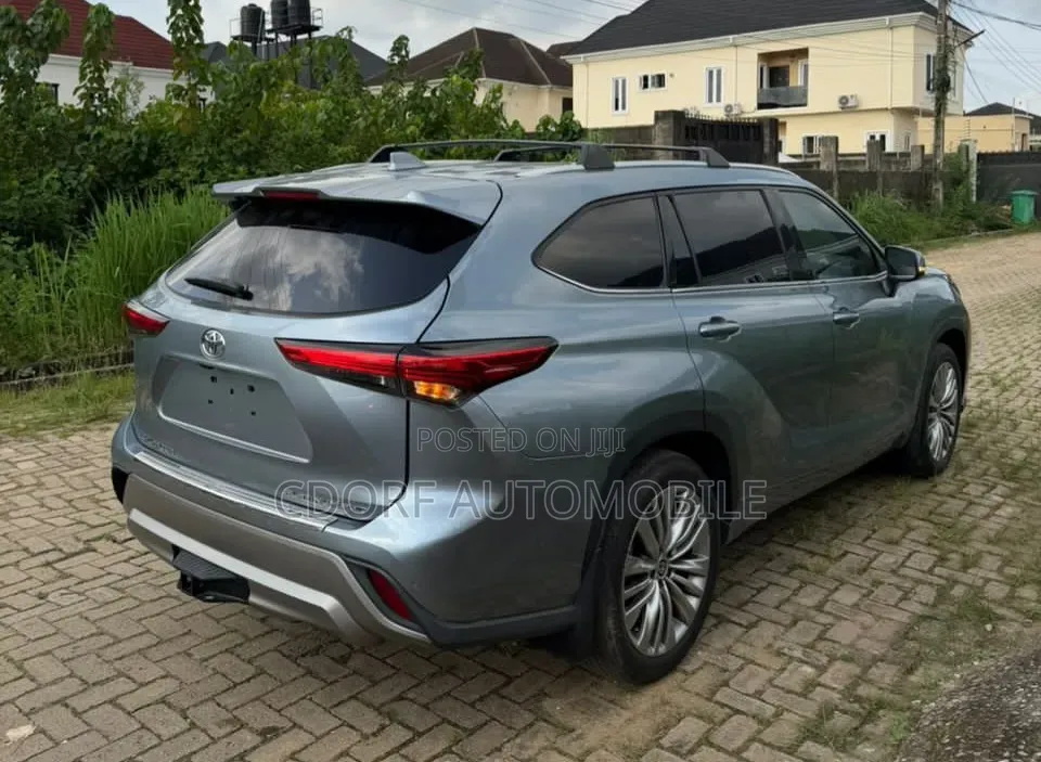 Toyota Highlander 2022 Blue