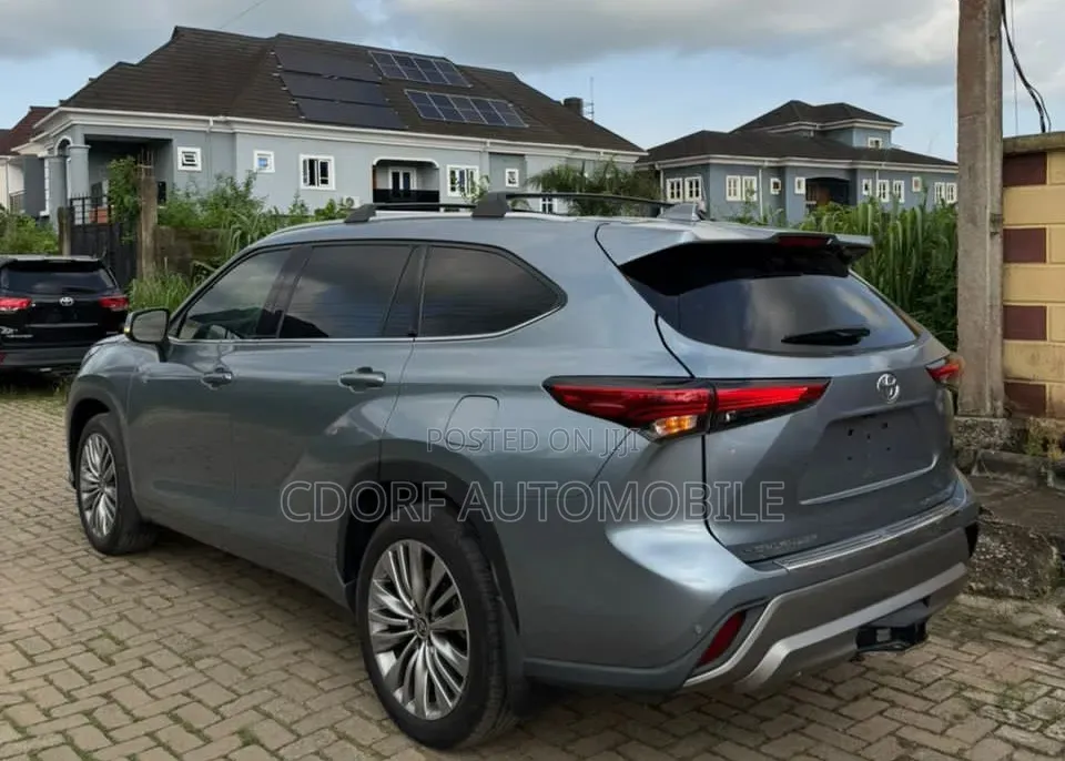 Toyota Highlander 2022 Blue