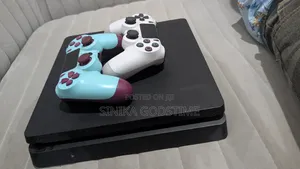 Play Station 4 Slim