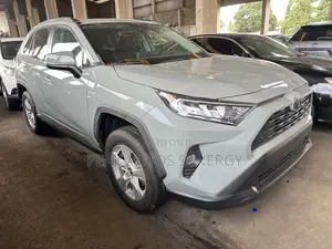 Toyota RAV4 XLE Premium FWD 2020 Green