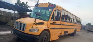 Freightliner C2 2010 Yellow