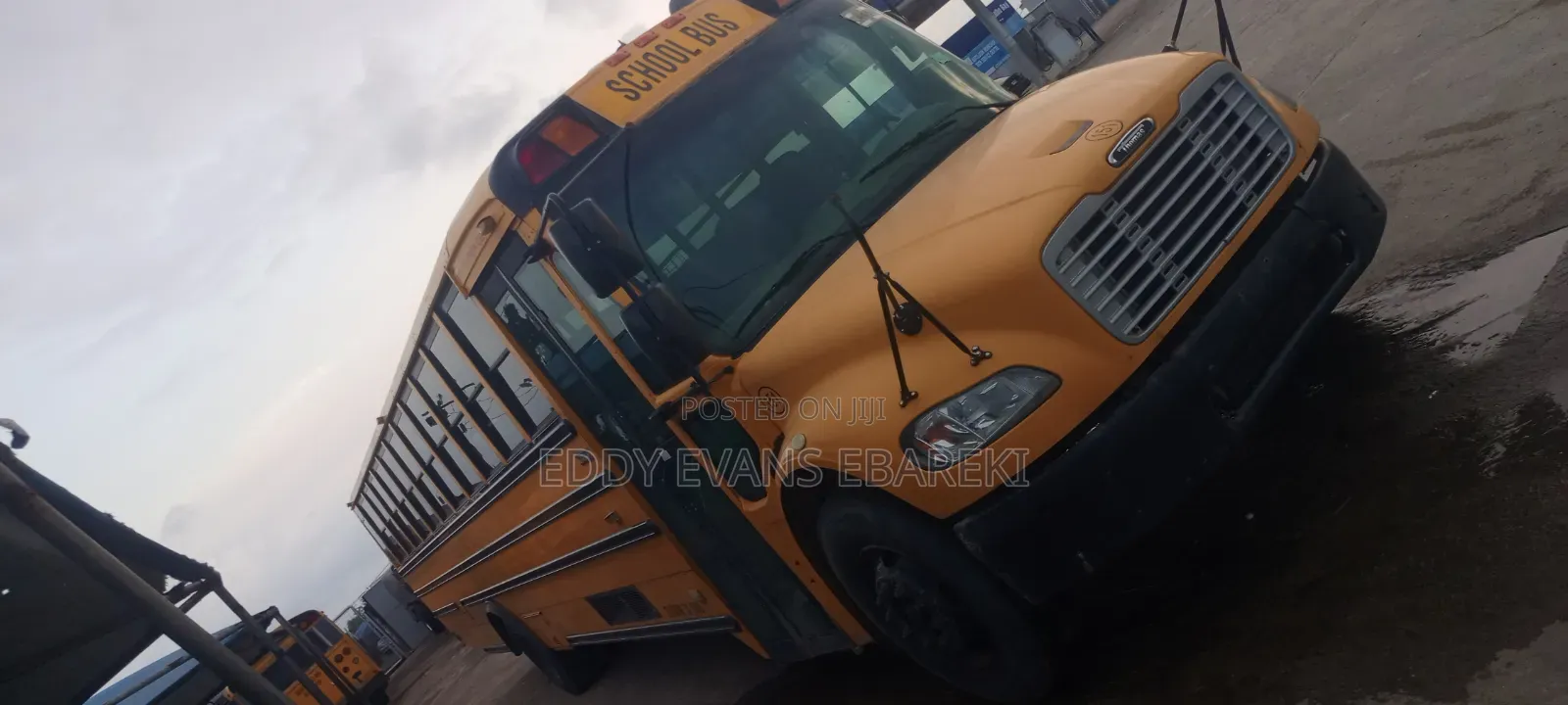 Freightliner C2 2010 Yellow
