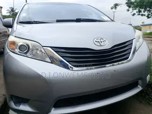 Toyota Sienna 2011 Silver
