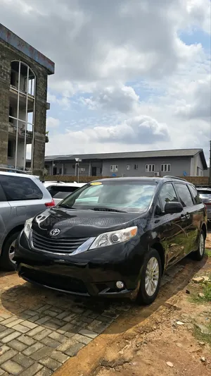 Toyota Sienna XLE 7-Passenger 4dr Minivan AWD (3.5L 6cyl 6A) 2014 Black