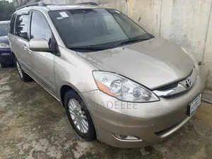 Toyota Sienna XLE Limited FWD 2009 Gold