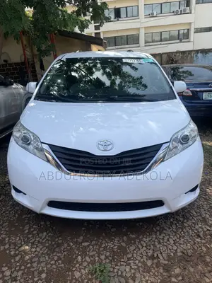 Toyota Sienna LE 7 Passenger Mobility 2011 White