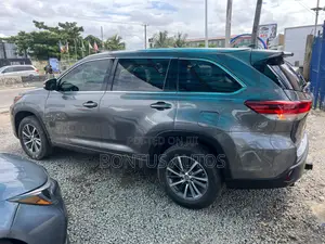 Toyota Highlander XLE 4x4 V6 (3.5L 6cyl 8A) 2018 Gray