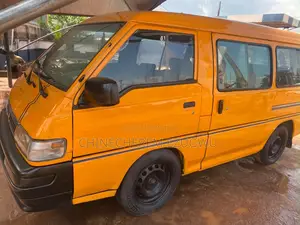 Mitsubishi L300 2000 Yellow