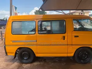 Mitsubishi L300 2000 Yellow