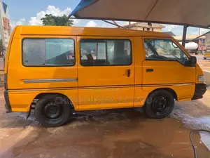 Mitsubishi L300 2000 Yellow