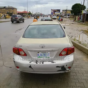 Toyota Corolla Base 4dr Sedan (1.8L 4cyl 5M) 2010 Silver