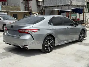 Toyota Camry SE Nightshade FWD 2020 Silver