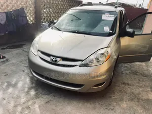 Toyota Sienna 2010 Gold