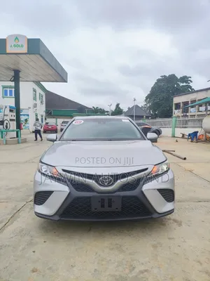 Toyota Camry SE FWD (2.5L 4cyl 8AM) 2018 Silver