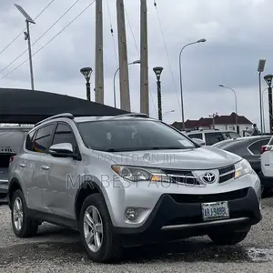 Toyota RAV4 XLE 4dr SUV AWD (2.5L 4cyl 6A) 2014 Silver