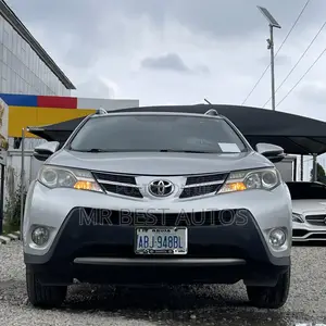 Toyota RAV4 XLE 4dr SUV AWD (2.5L 4cyl 6A) 2014 Silver