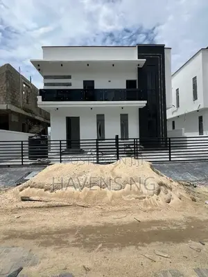 5bdrm Duplex in Chevron for sale