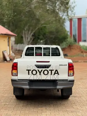 New Toyota Hilux 2025 White